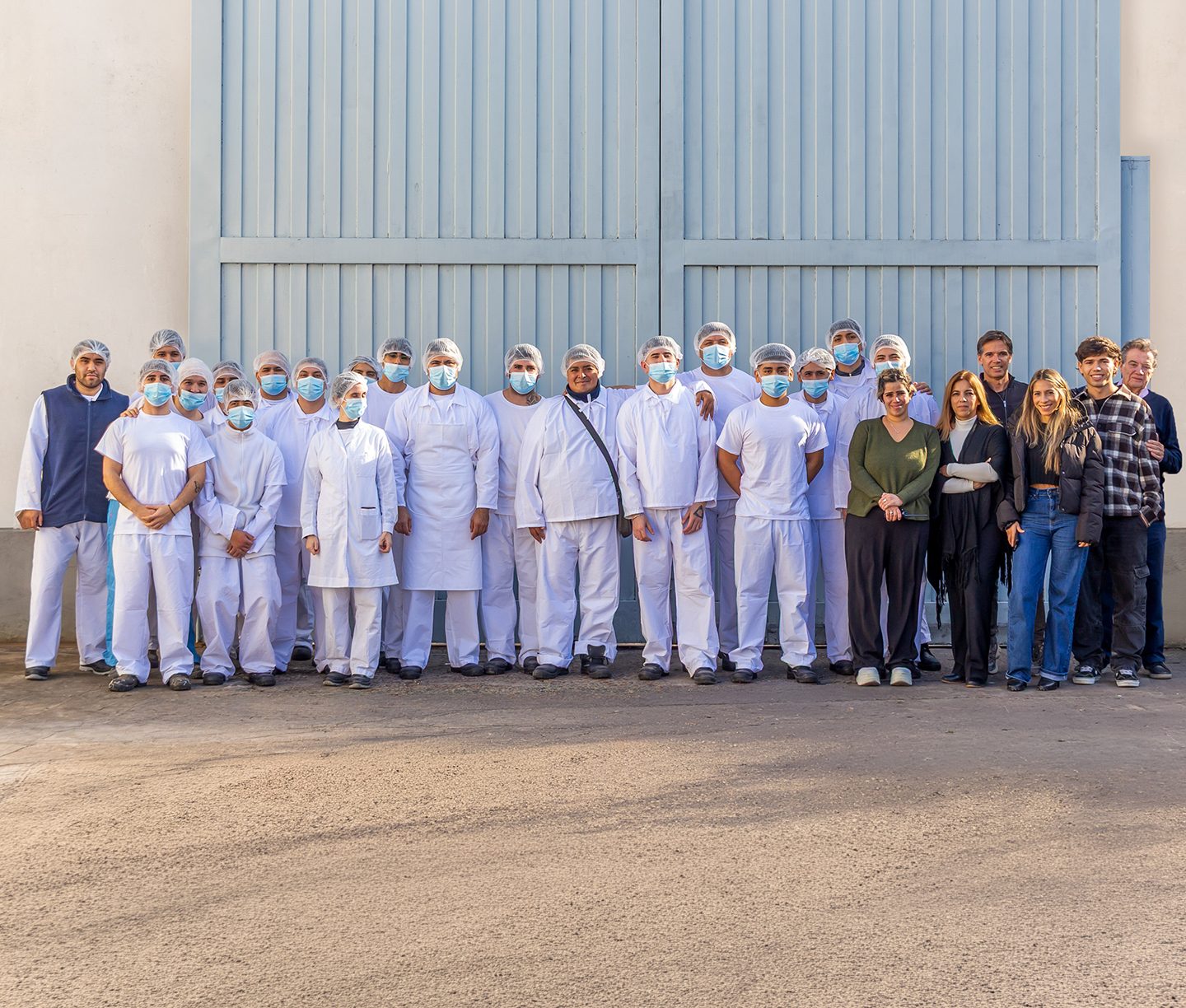 Equipo de Cereal Food frente a la planta