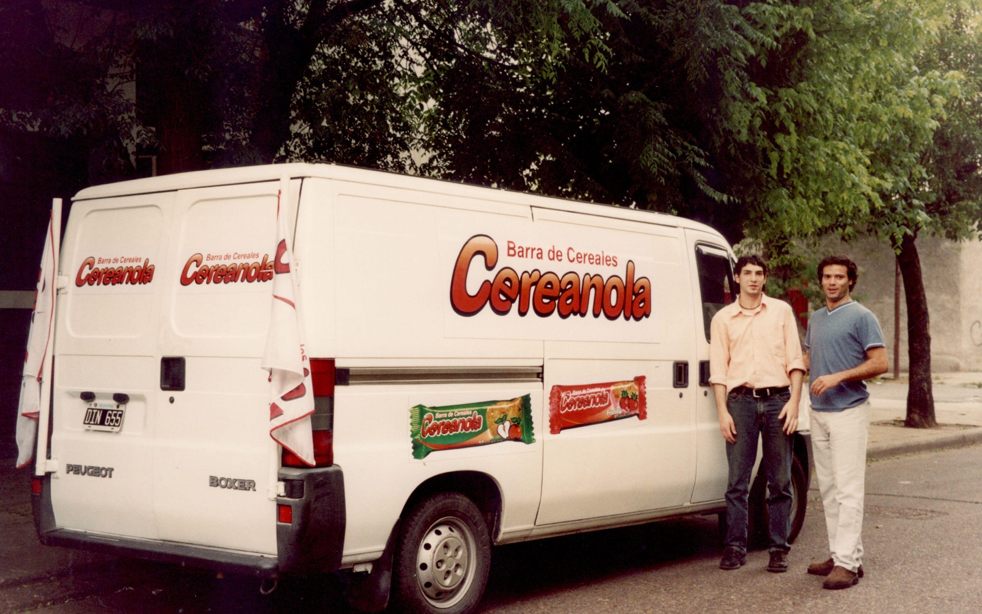 La camioneta de reparto de Cereanola y parte del equipo